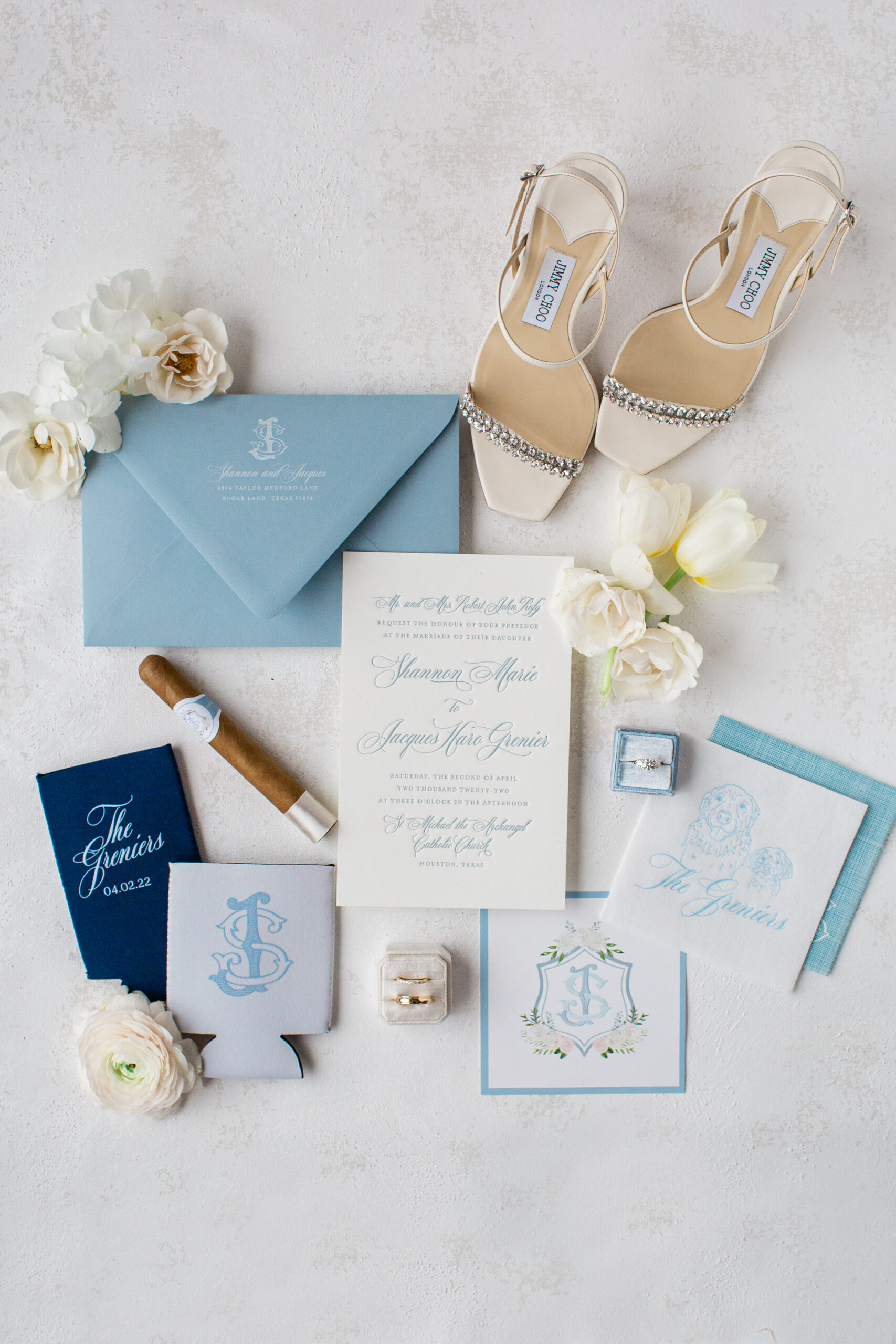 Wedding Invitations, wedding rings and details from a wedding day in a flat lay.